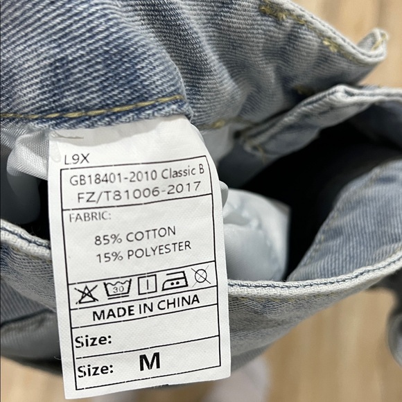 NWOT Women’s Jeans Medium Light Blue Relaxed Straight Leg Mom Jean Zipper Fly - Picture 6 of 10